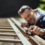 Jak odpowiednio przygotować drewno do lakierowania