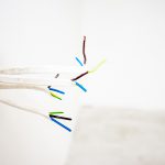 Na co zwrócić uwagę szukając szczypiec do ściągania izolacji z przewodów